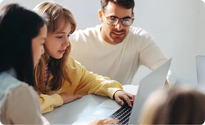 Colegas conversando em volta de um notebook
