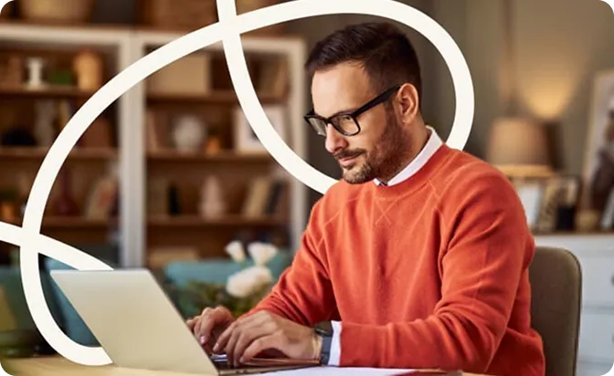 Homem estudando com notebook em casa